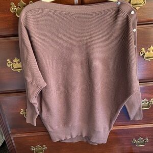 A tapered tunic, boat neck sweater. S